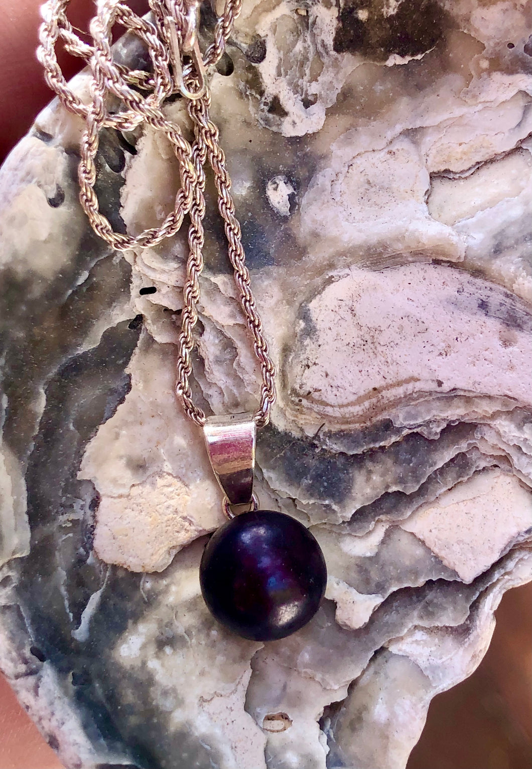 Pérola negra → mistério, transformação e força interior.