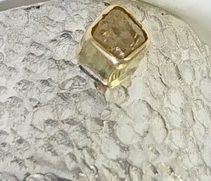 Anel de Prata com Diamante Bruto, cravação em ouro 18K.