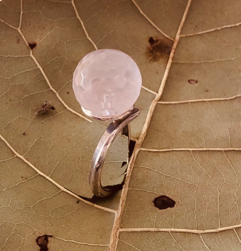 Anel de Prata com Quartzo Rosa Briole .