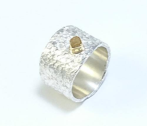 Anel de Prata com Diamante Bruto, cravação em ouro 18K.