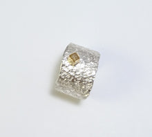 Anel de Prata com Diamante Bruto, cravação em ouro 18K.