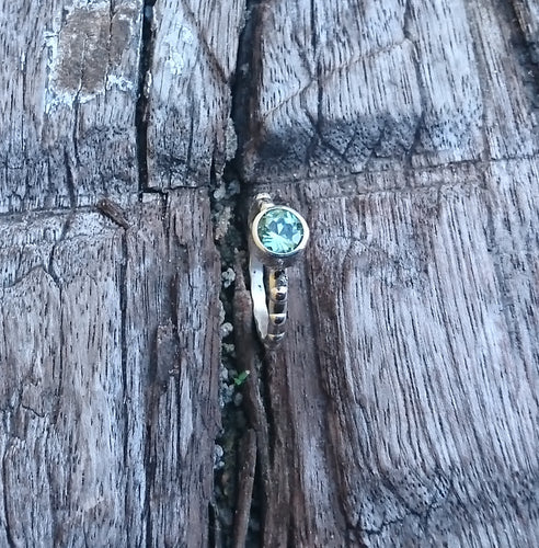 Anel de prata com Turmalina verde.