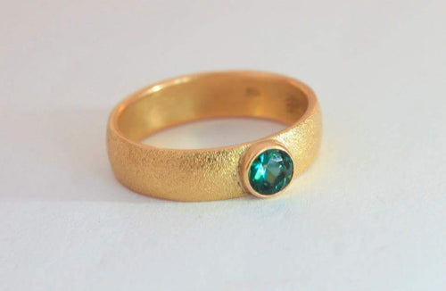 Anel de ouro 18K e Turmalina verde.