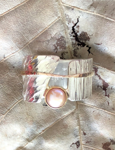 Anel de Prata 950 e ouro,  Pérola lilás, cravação inglesa em ouro 18K.