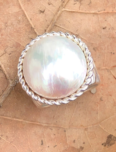 Anel de Prata 950 com Pérola Mabe.