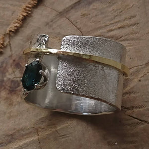 Anel de Prata 950, duas texturas com detalhe em ouro 18K e Zafira azul.