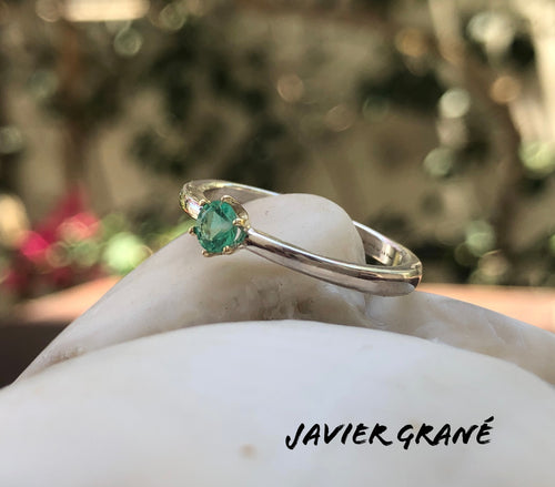 Anel de Prata 950, cravaçāo com garras em Ouro18K amarelo. Gema: Esmeralda.