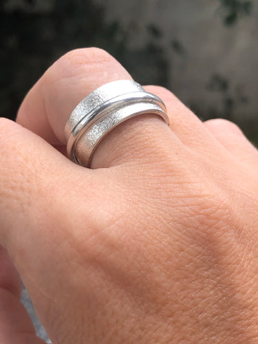 Anel em Prata 950, textura brush e detalhe em aro