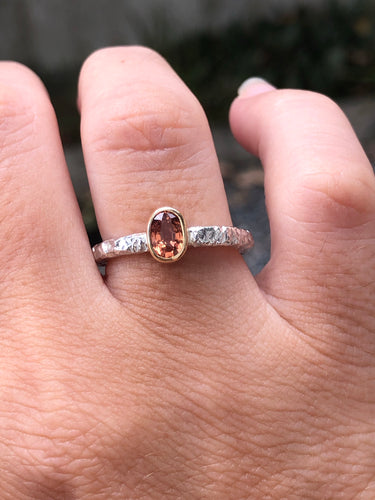 Anel de Prata 950 com cravaçāo inglesa em ouro amarelo 18K. Safira laranja.