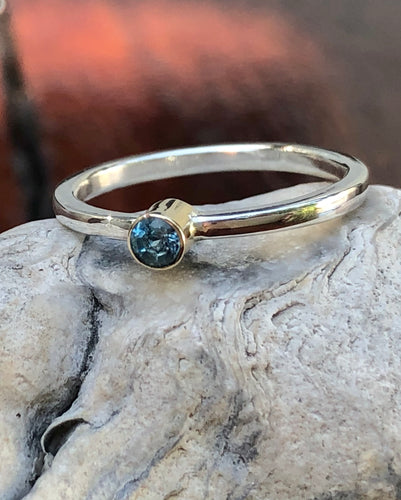 Anel de Prata 950, cravaçāo inglesa em ouro amarelo 18K. Água marinha.