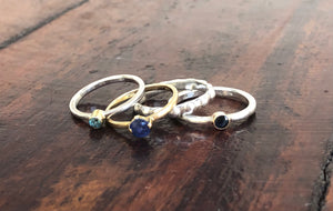 Conjunto de anéis em prata, ouro e pedras.